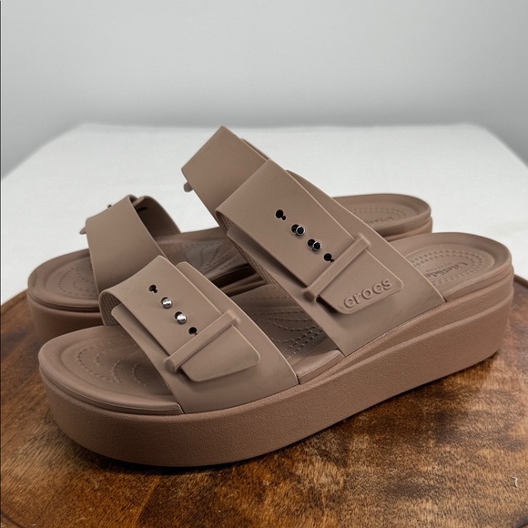 Crocs Sandals Wm 11 Tan Brown Brooklyn Buckle Low Wedge Platform Slide - Picture 1 of 10